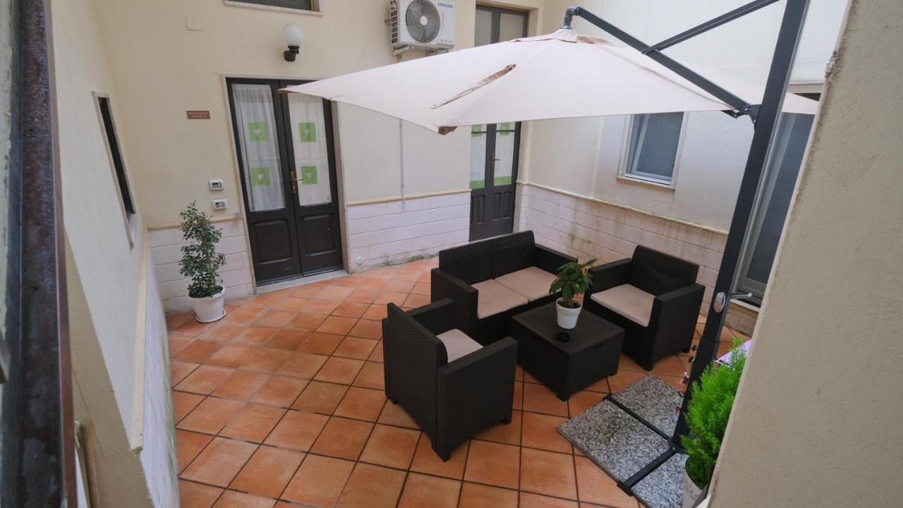 Bilocale Porta Napoli Apartment Brindisi Bagian luar foto