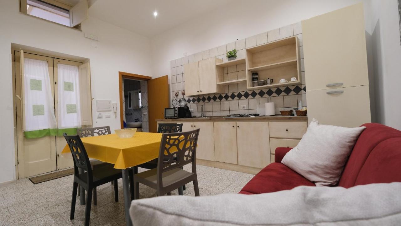 Bilocale Porta Napoli Apartment Brindisi Bagian luar foto